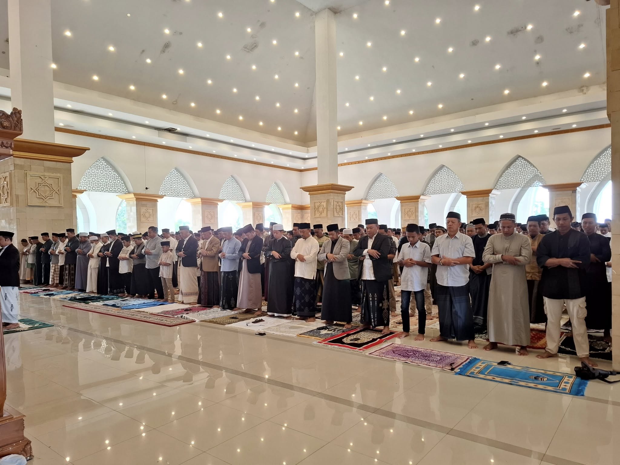 Kepala Kemenag Sinjai saat Shalat Idul Adha 1446 H bersama Masyarakat Sinjai