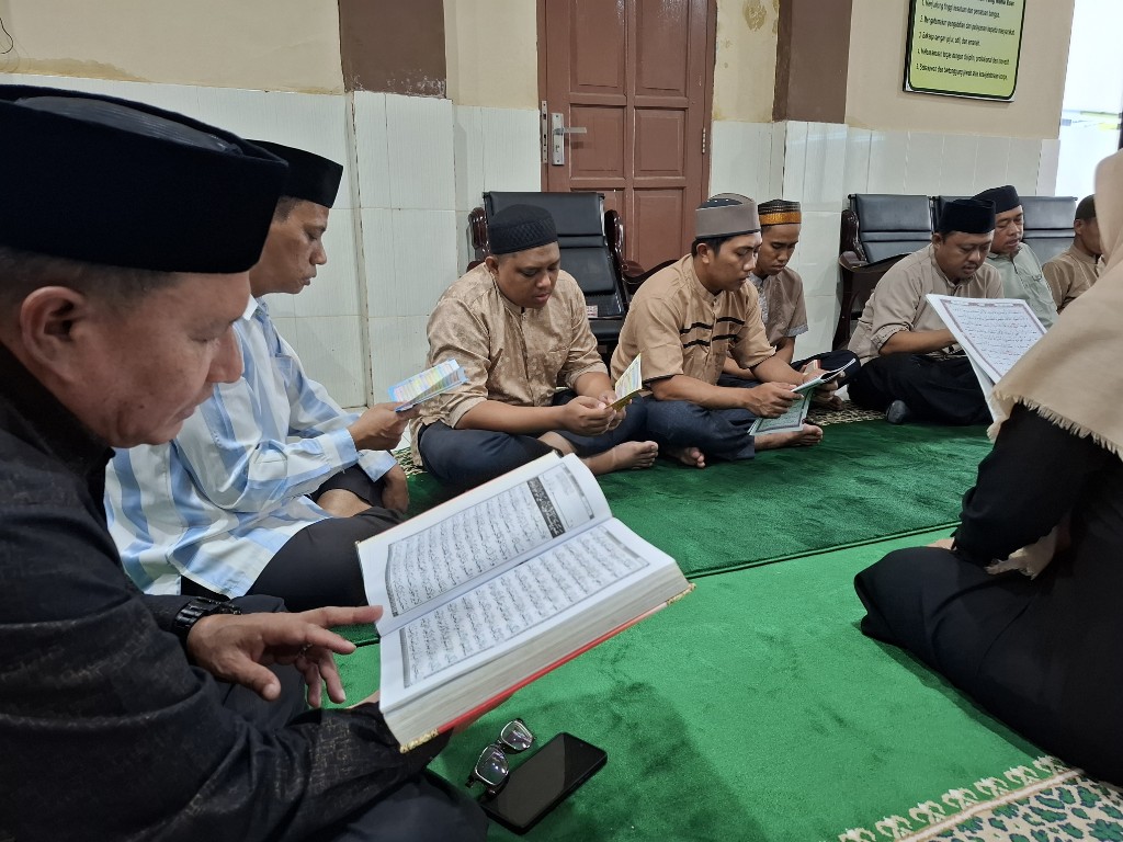 Kakankemenag Maros H. Muhammad beserta jajaran saat khataman Al-Quran.