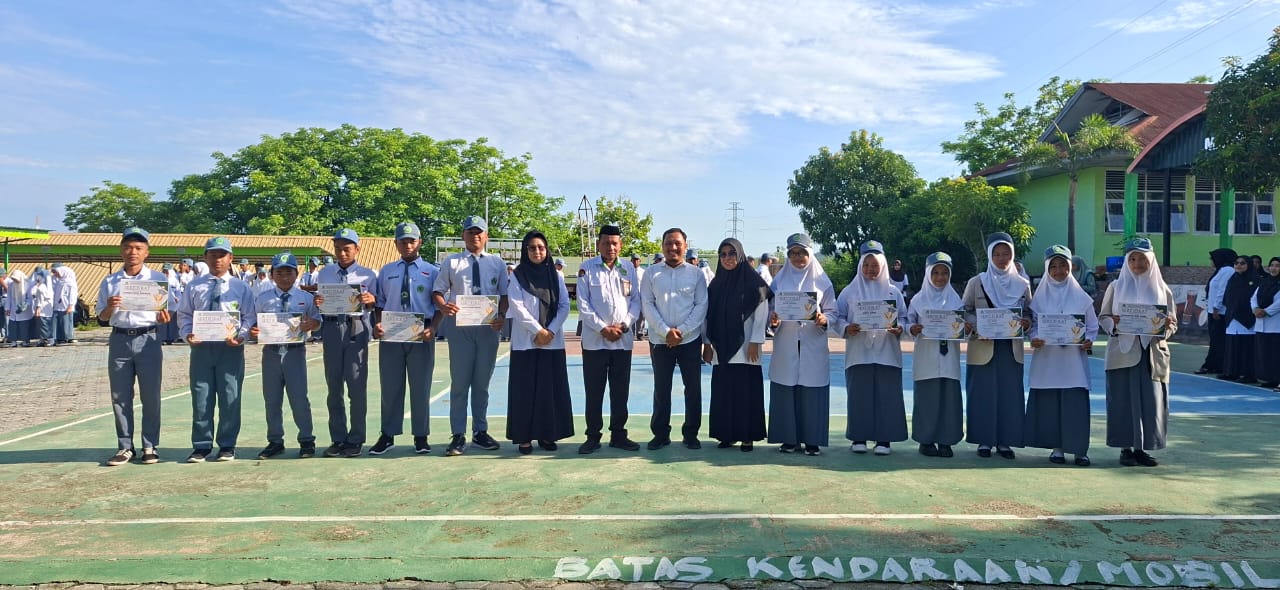 Penyerahan Penghargaan kepada Juara Lomba Khutbah dan Pidato