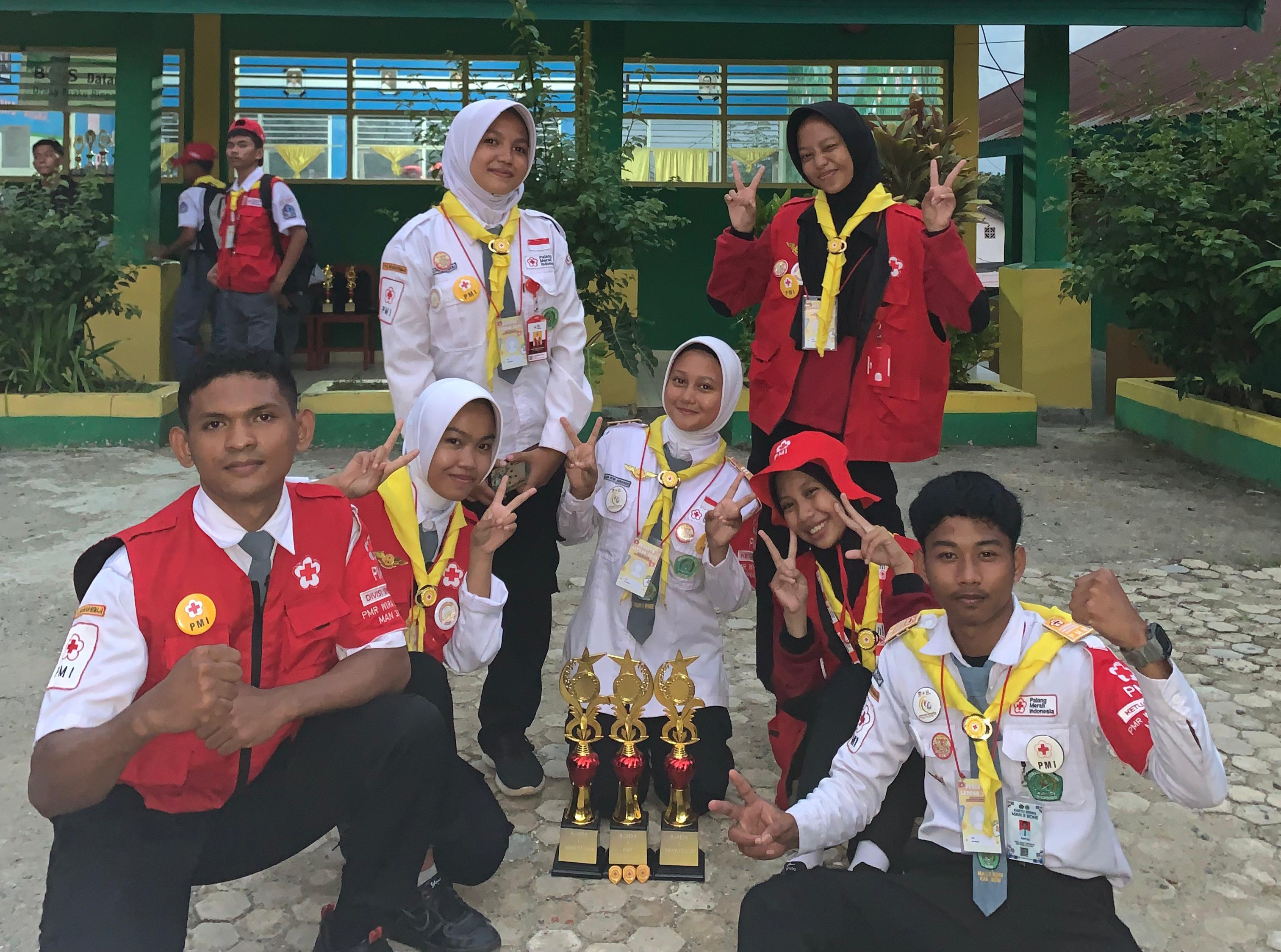 Anggota PMR MAN 3 Boe dalam kegiatan Latgab di MA An-Nur Nusa