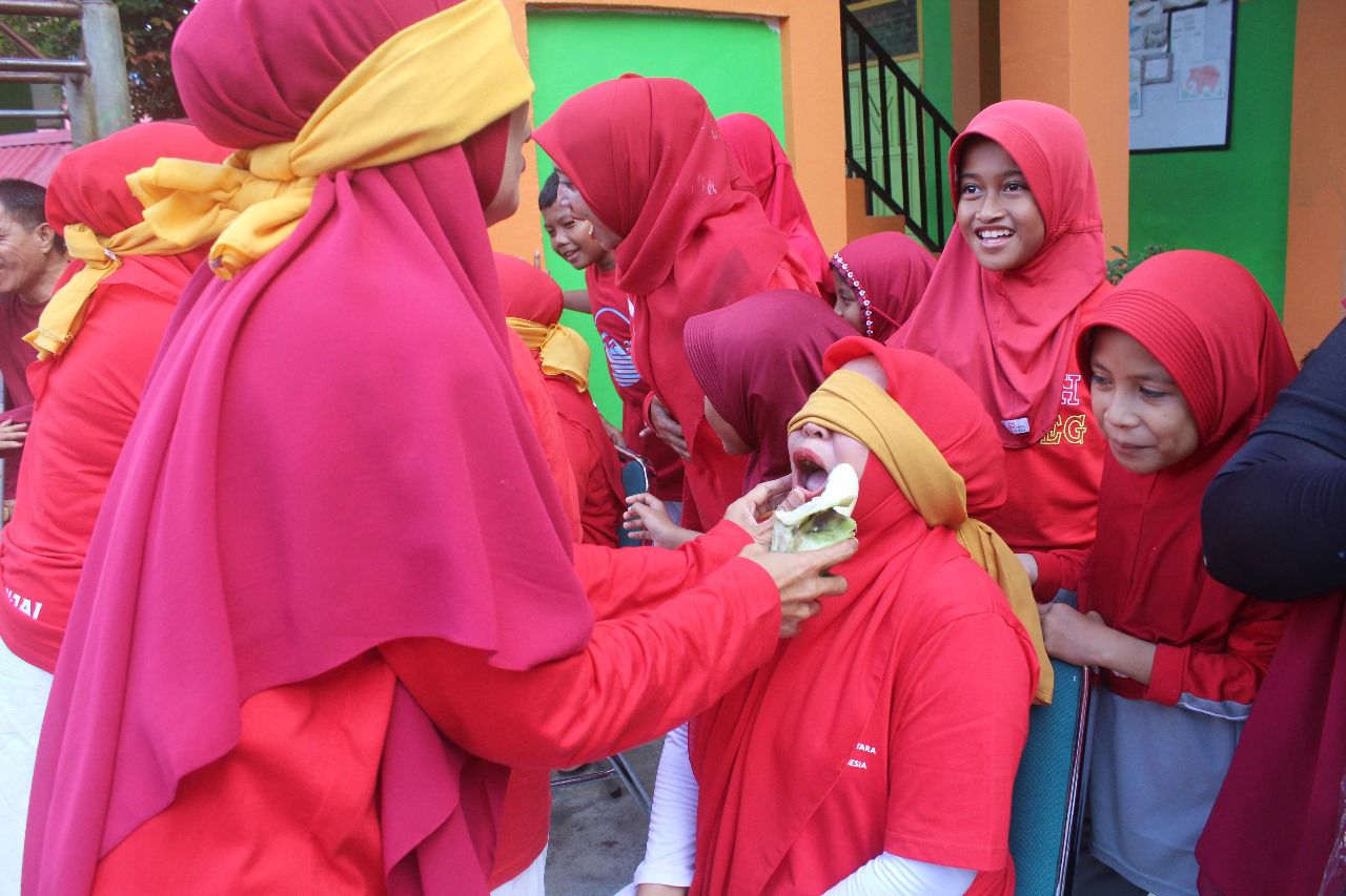 Lomba Makan Pisang Mata Tertutup: PTK MIN 2 Sinjai Tumpahkan Keseruan dalam Semarak Kemerdekaan