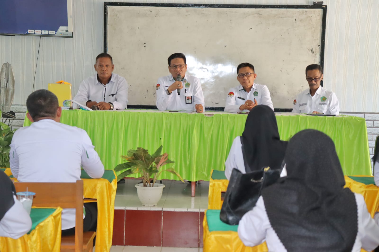 Tingkatkan Kinerja Dan Profesionalisme Sebagai ASN Madrasah, Kankemenag Kabupaten Sinjai Berikan Pembinaan Kepada ASN MTsN 4 Sinjai