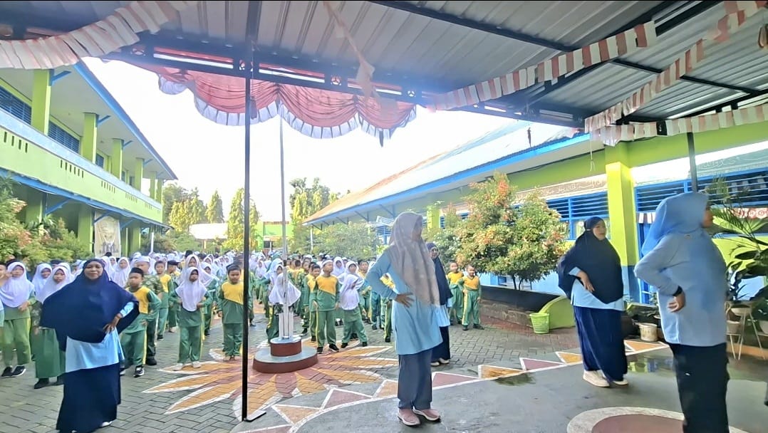 Senam di halaman Madrasah