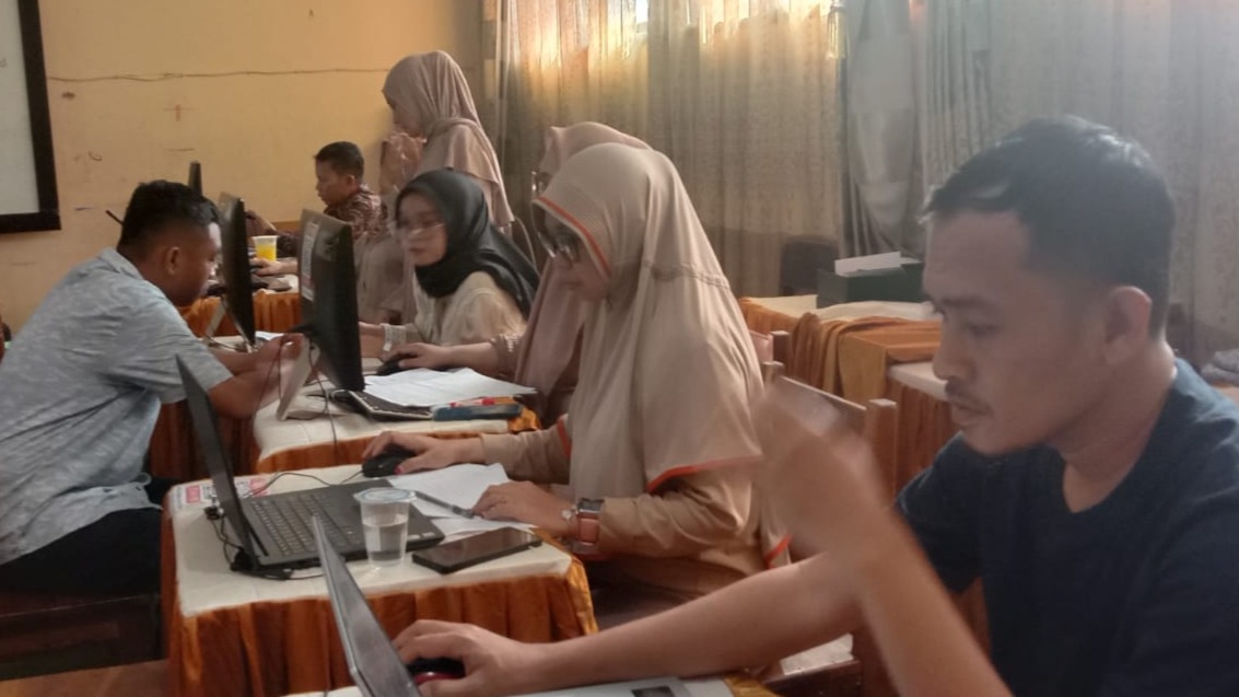 Panitia PPDBM MTsN 1 Bone Tetap Semangat Bertugas Meski Hari Libur, Verifikasi Pendaftar Hingga Larut Malam