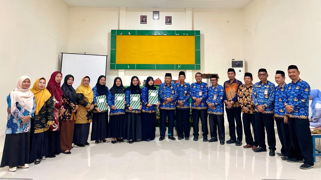 Empat Guru MTsN Bantaeng Formasi CPNS 2019 Terima SK Redistribusi pada Kamis, 29 Januari 2026 (Foto: Humas Kemenag Bantaeng)