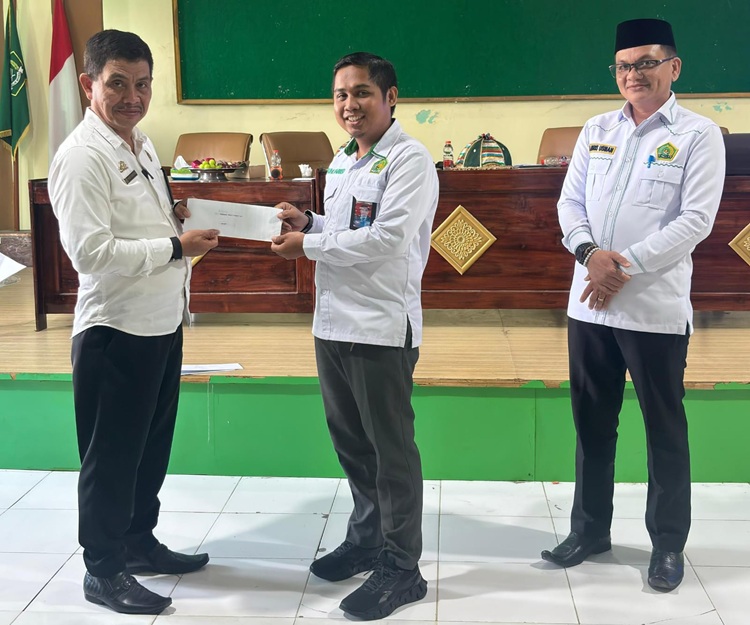 Enam Guru MTsN 2 Sidrap Terima SK KGB Pertama.