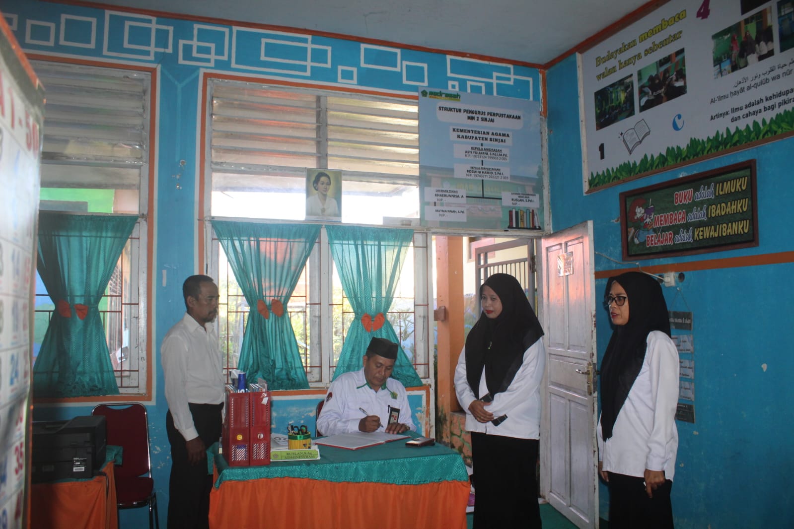 Abdul Latif mengecek kelengkapan administrasi perpustakaan MIN 2 Sinjai