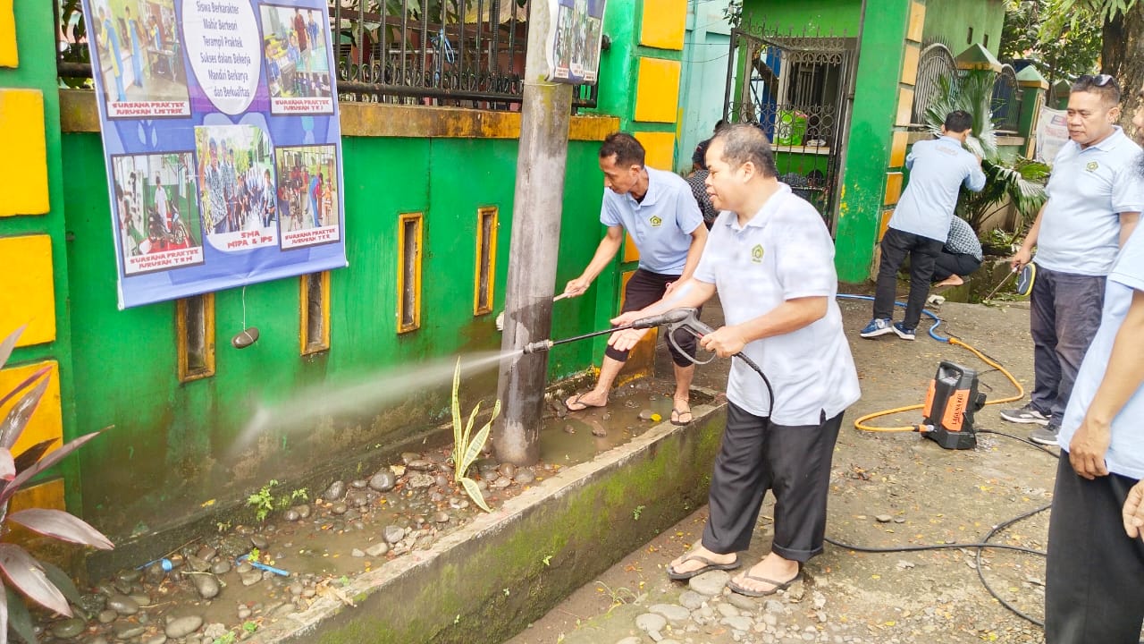Keseruan warga MTSN Gowa saat bersih lingkungan