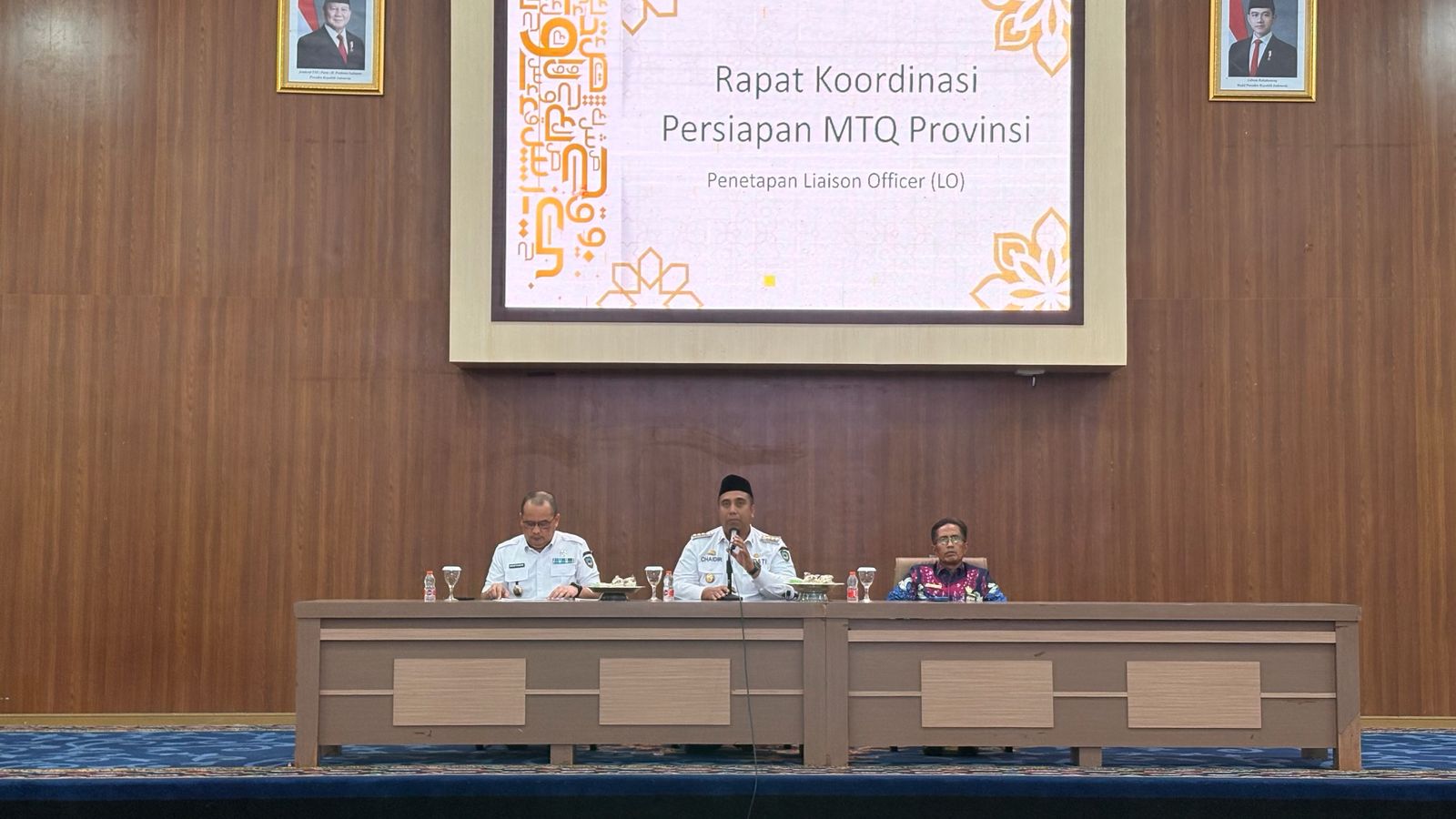 Bupati Maros (tengah) bersama wakil bupati dan Kakankemenag Maros saat pimpin rapat persiapan MTQ yang melibatkan OPD, Camat dan para Kepala KUA (foto: Vicha).