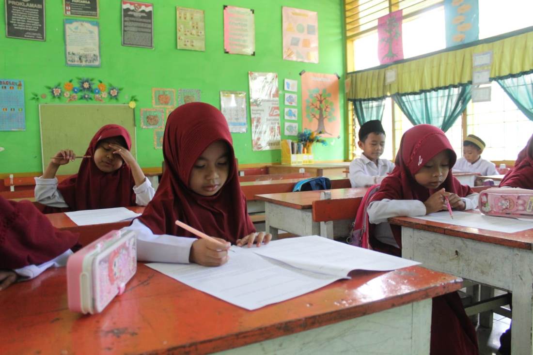 Siswa MIN 4 Bone serius mengerjakan soal dalam pelaksanaan Asesmen Akhir Tahun (AAT) Tahun Pelajaran 2024/2025, Selasa (10/6/2025).