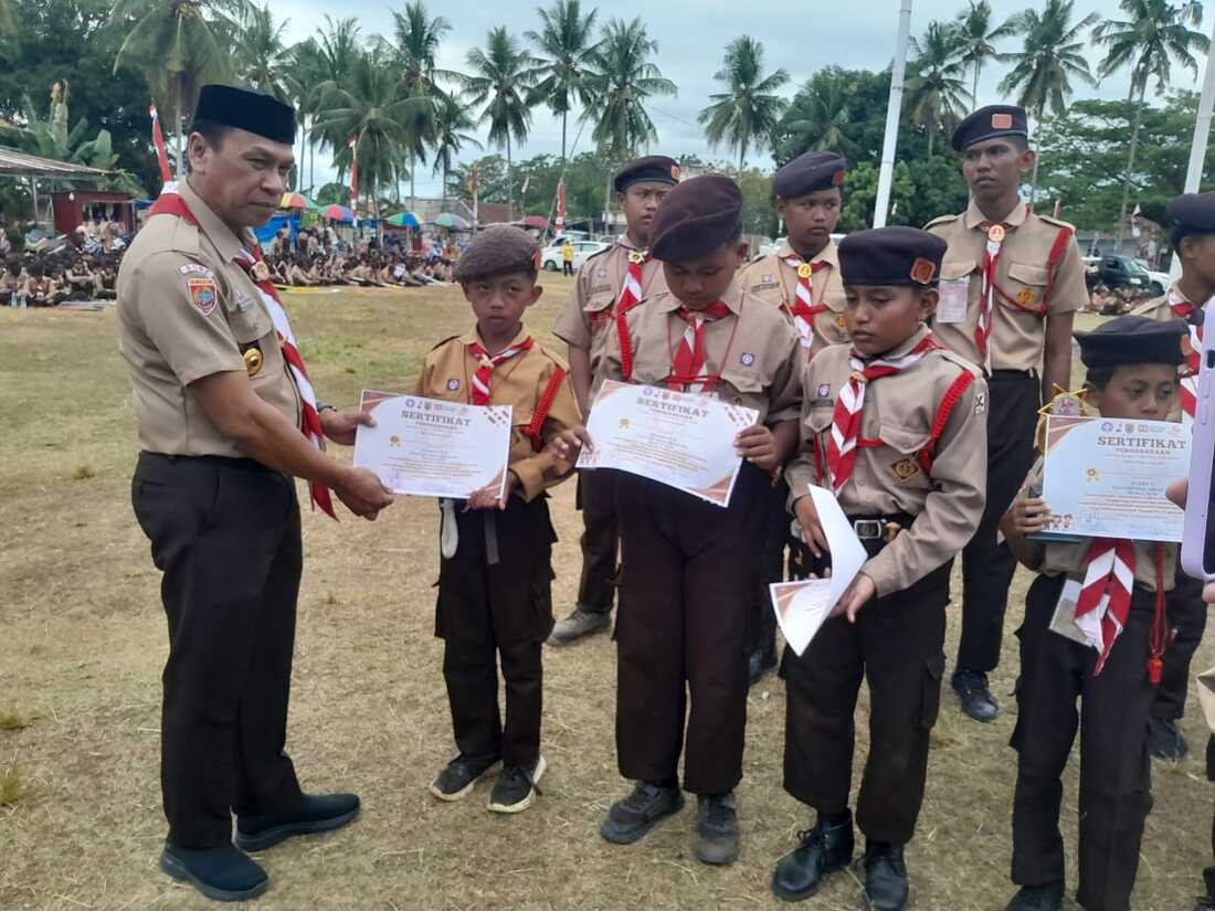 Foto bersama saat penerimaan piagam penghargaan pada ajang lomba kreativitas pramuka tahun 2025