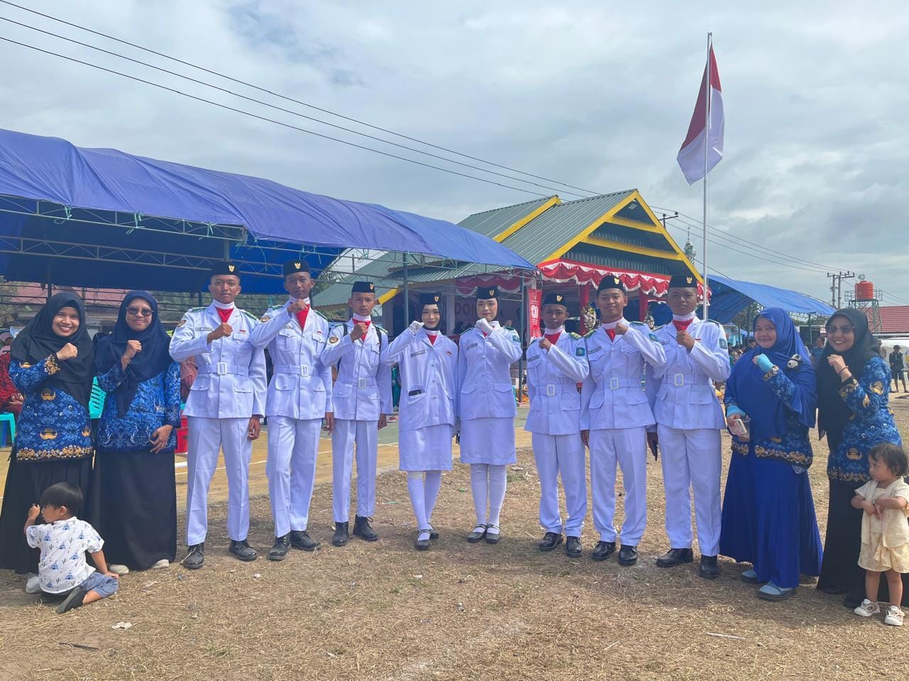 Muh Ikram Pawellangi bersama pasukan pengibar bendera usai mengibarkan Sang Saka Merah Putih di Lapangan Lakoro Arung Padali, Sabtu (17/8/2025).