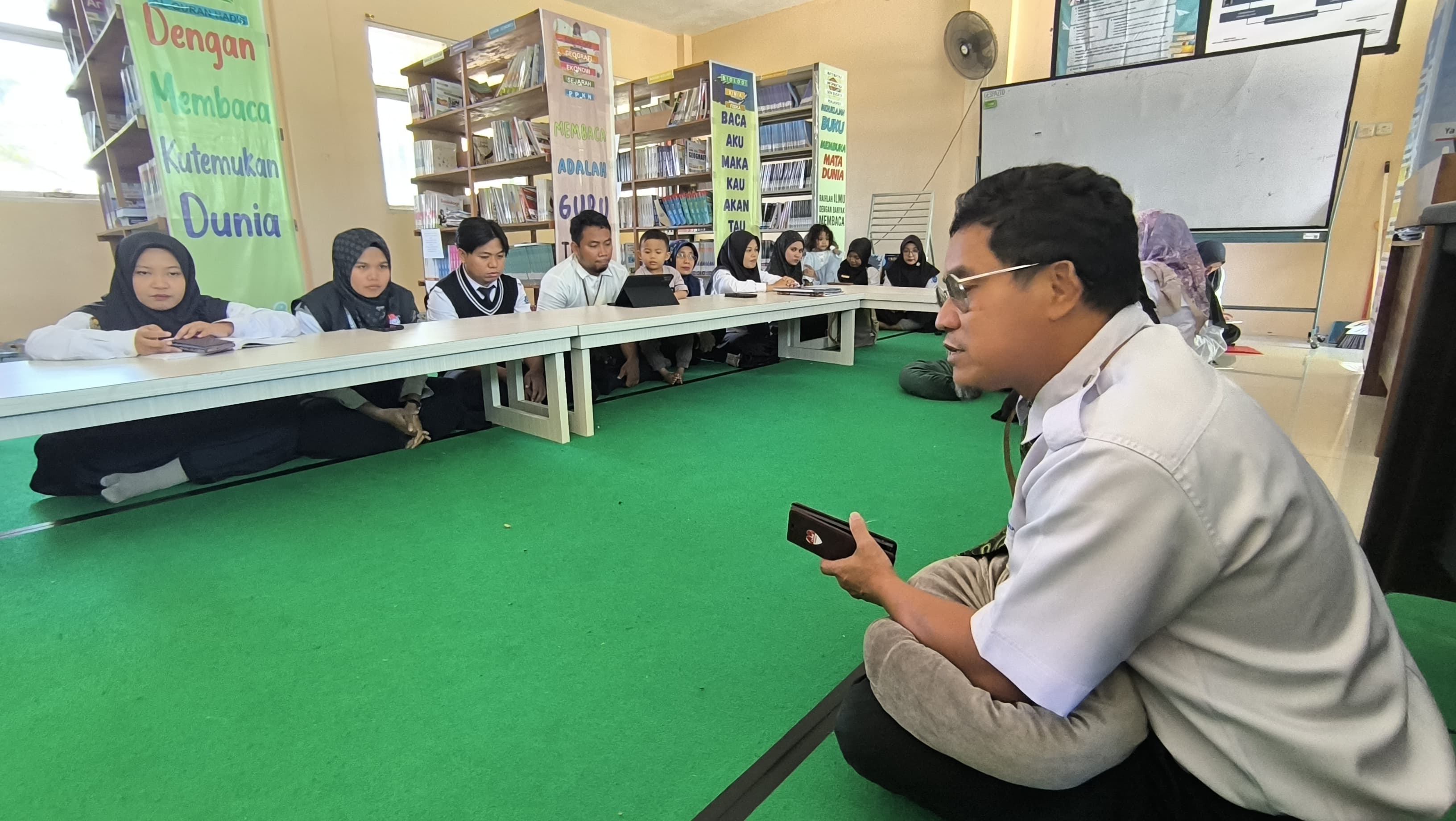 Burhanuddin saat memimpin rapat
