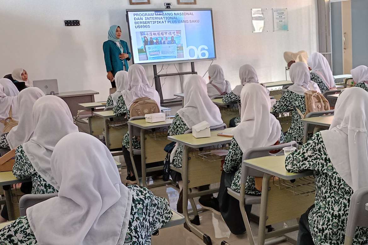 Siswa MAN Palopo edu trip di kampus UKJP Palopo