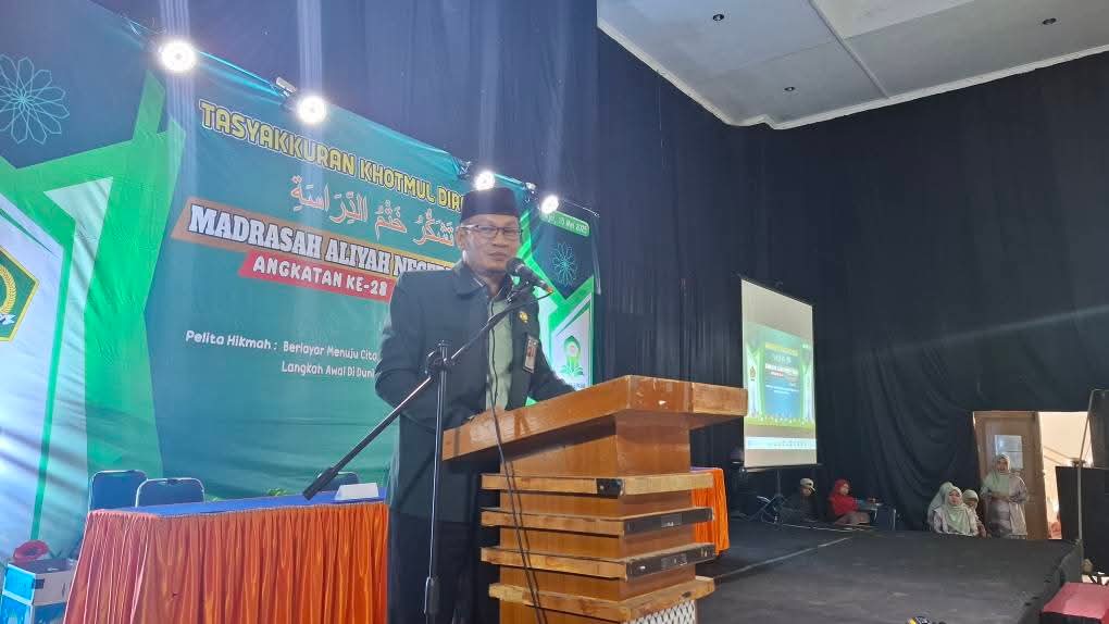 Kepala Kemenag Sinjai H. Faried Wajedi saat membawkaan sambutan dalam kegiatan Tasaykkuran MAN 2 Sinjai