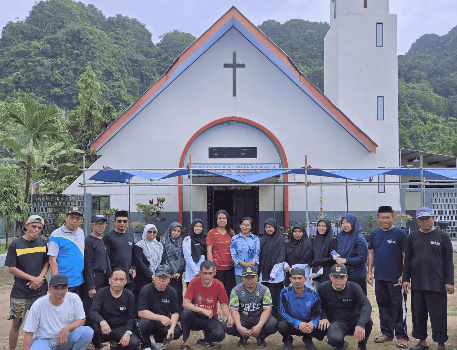 Penyuluh Agama Islam Pangkep Lakukan Aksi Bersih-Bersih di Gereja Tonasa, Wujud Nyata Moderasi Beragama