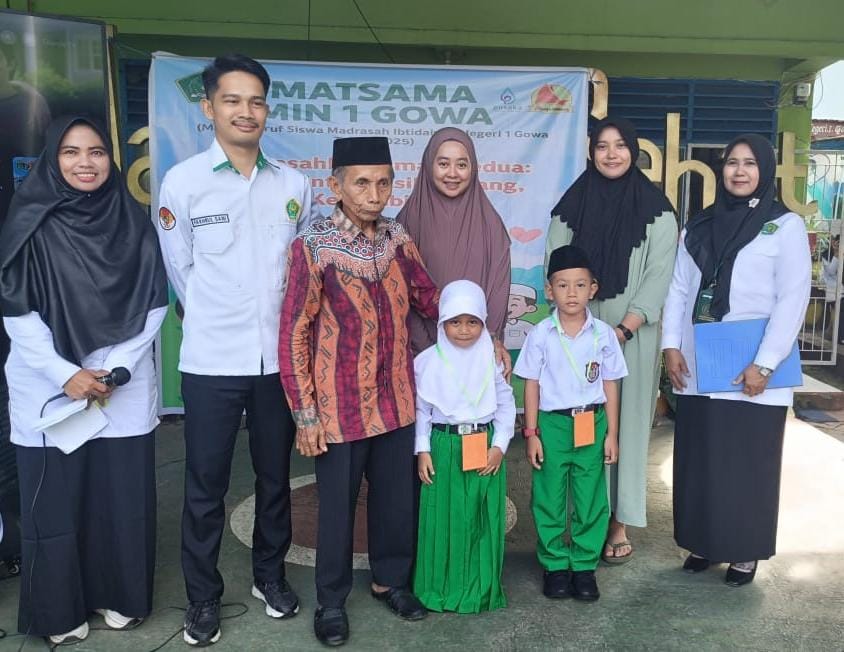 Foto bersama setelah pengapungan id card