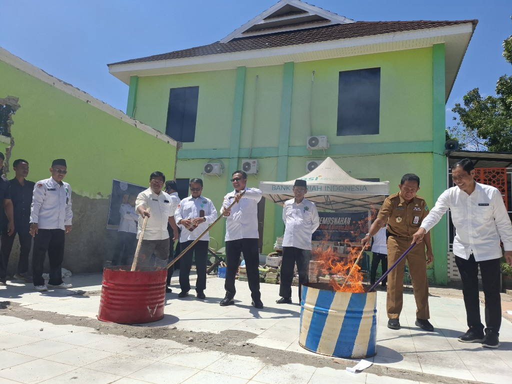 Pemusnahan buku nikah kadaluarsa di Maros