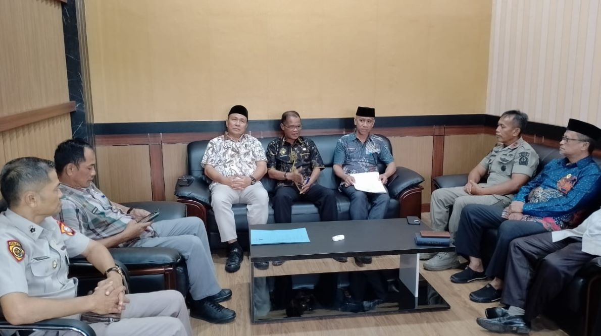 Kepala Kantor Kemenag Kabupaten Bone H. Abdul Rafik bersama Sekda Bone dan Asisten 1 Bupati Bone pada rapat penetapan kadar zakat fitrah 1446 Hijriah