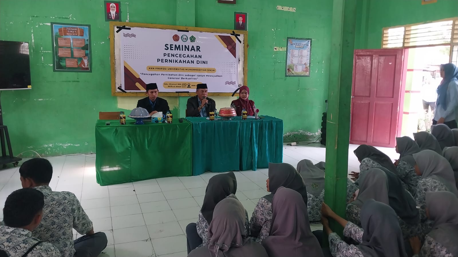 KUA Sinjai Utara berkolaborasi dengan mahasiswi KKN menggelar Seminar Edukasi Pencegahan Pernikahan Dini