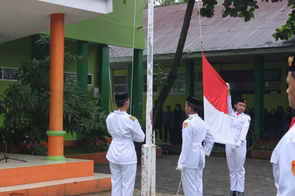 MAN 1 Kota Makassar Gelar Upacara Peringatan Hari Pahlawan Nasional 2025