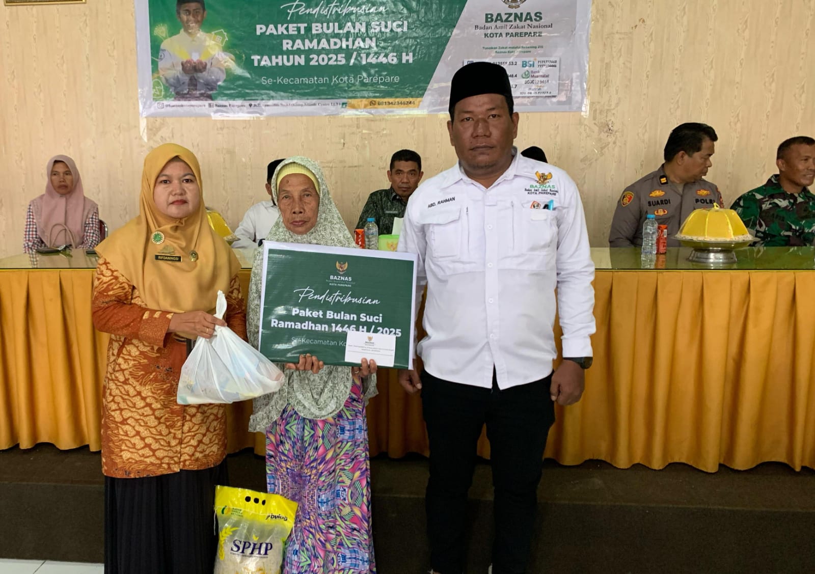 Penzawa serahkan Paket Ramadan kepada warga Bacukiki Barat