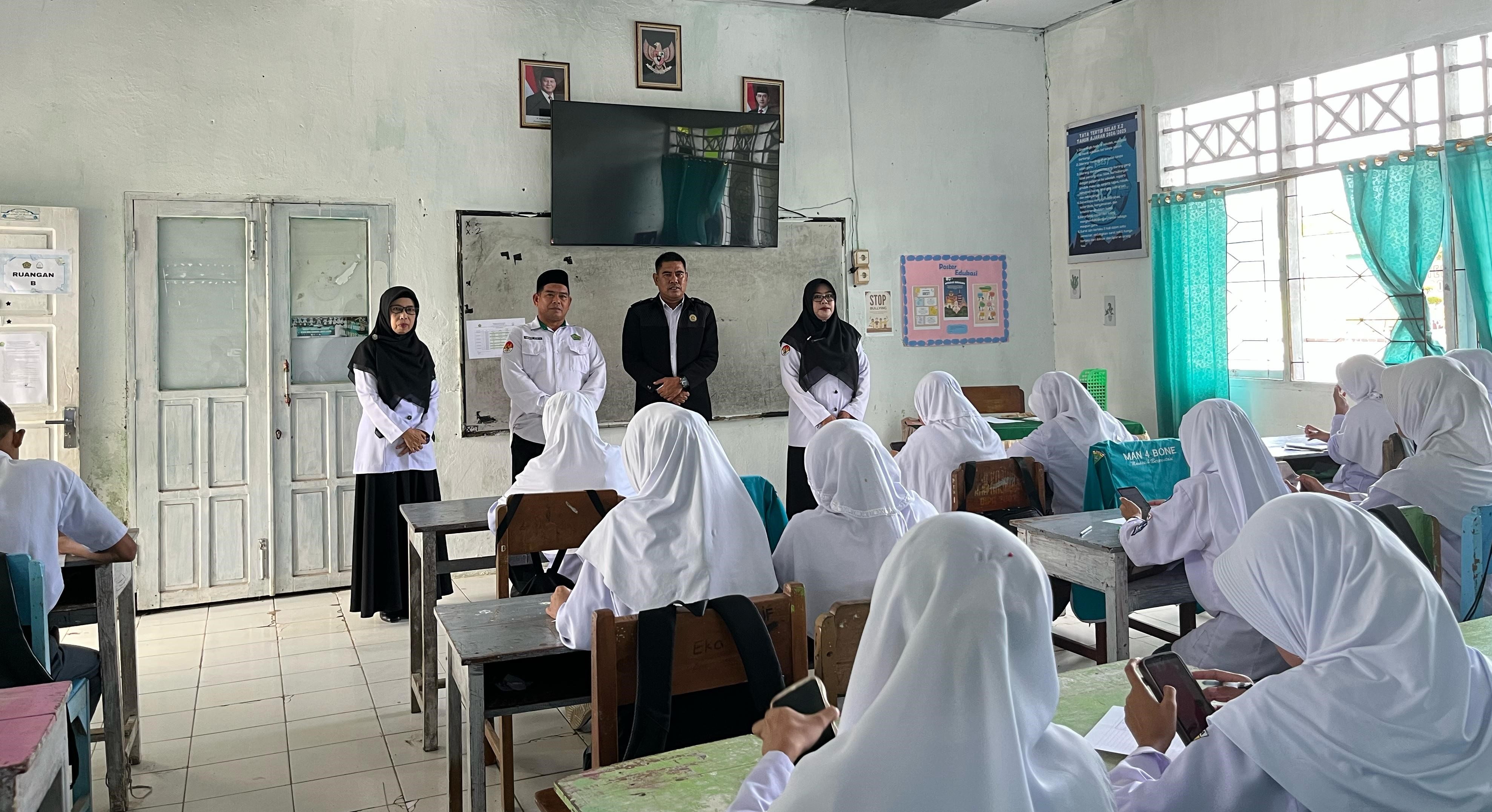 Kepala MAN 4 Bone Andi Muhammad Irfan bersama Bapak Umar Cole di dampingi oleh Ibu pengawas Ujian Ibu Rosdianah dan Ibu Wardianah