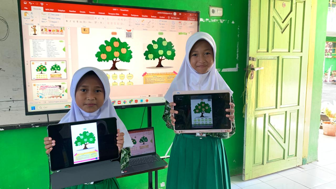 Peserta didik kelas IV A Digital MIN 2 Sinjai memanfaatkan aplikasi Canva