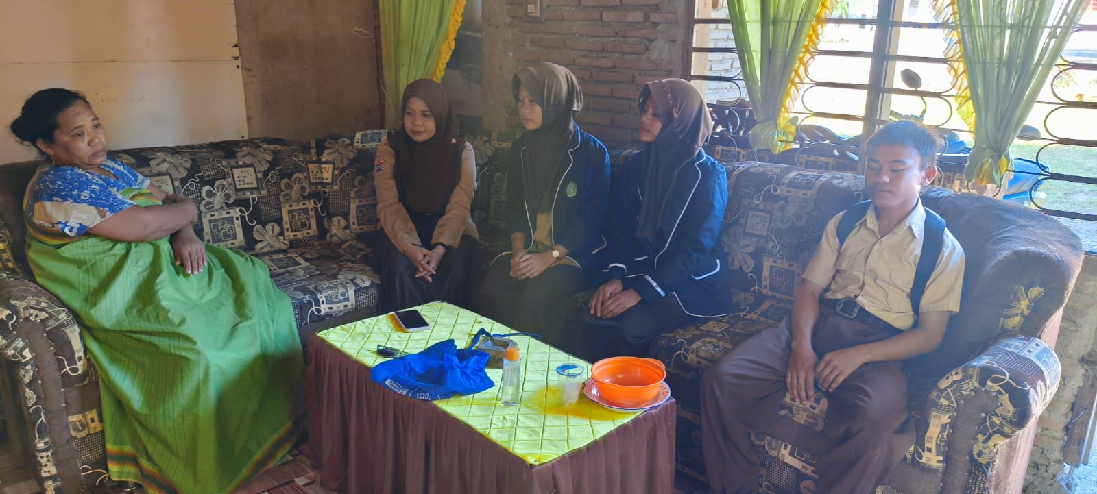 Suasana Kunjungan osis MTsN 5 Bulukumba ke Rumah Duka Asmal Ridwan