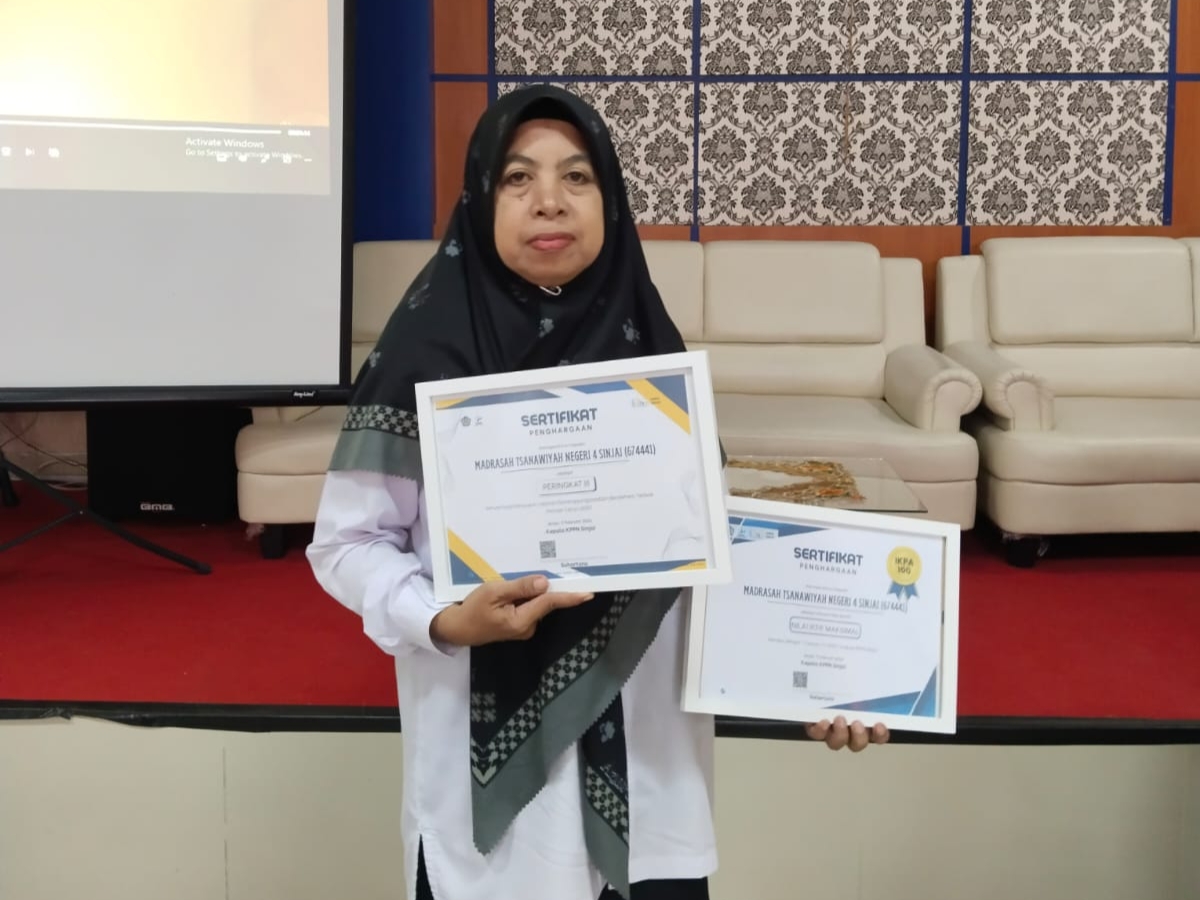 Plt Kepala MTsN 4 Sinjai Terima Penghargaan dari KPPN