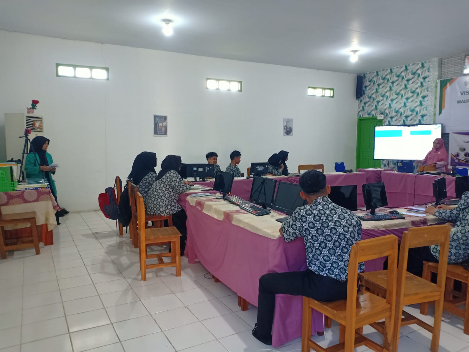 Mahasiswa IAIN mengamati pembelajaran kelas di MAN 1 Parepare