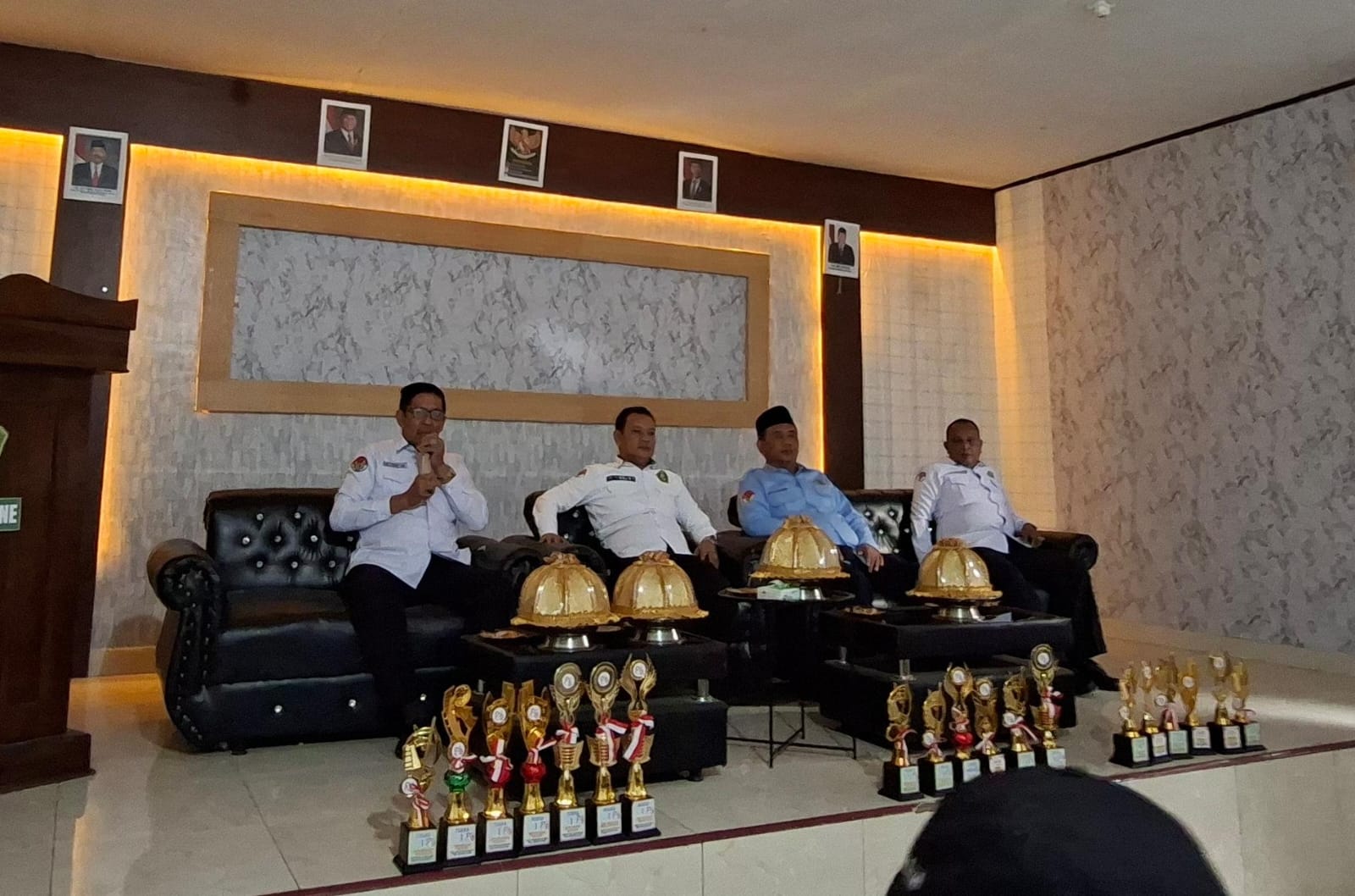 Deretan piala hasil juara pada lomba lomba HUT ke-80 RI yang diraih MTsN 2 Bone