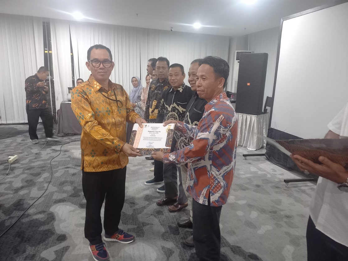 Kepala MAN 3 Bone, Mappeati menerima piagam hasil PKKM Tahun keempat yang diserahkan langsung oleh Kabid Penmad Kanwil Kemenag Sulsel, H. Wahyuddin Hakim