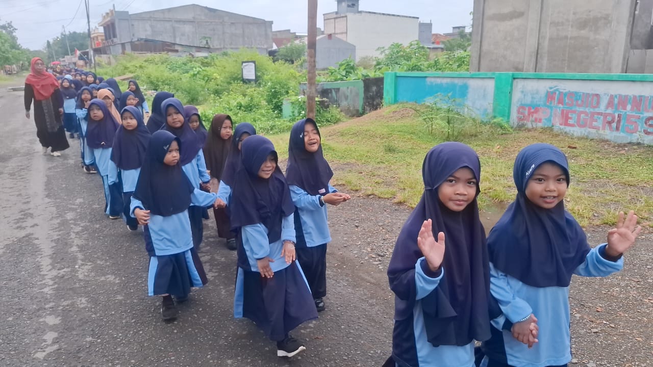 Tingkatkan Kebugaran dan Kekompakan, MIS Darul Istiqamah Bongki Laksanakan Jalan Sehat