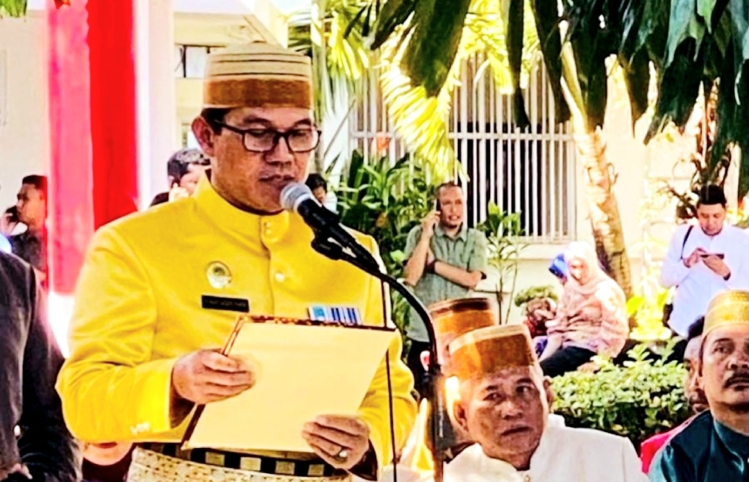 Hardiknas, Wahyuddin Hakim Kenakan Baju Adat Baca Doa di Rujab Gubernur Sulsel