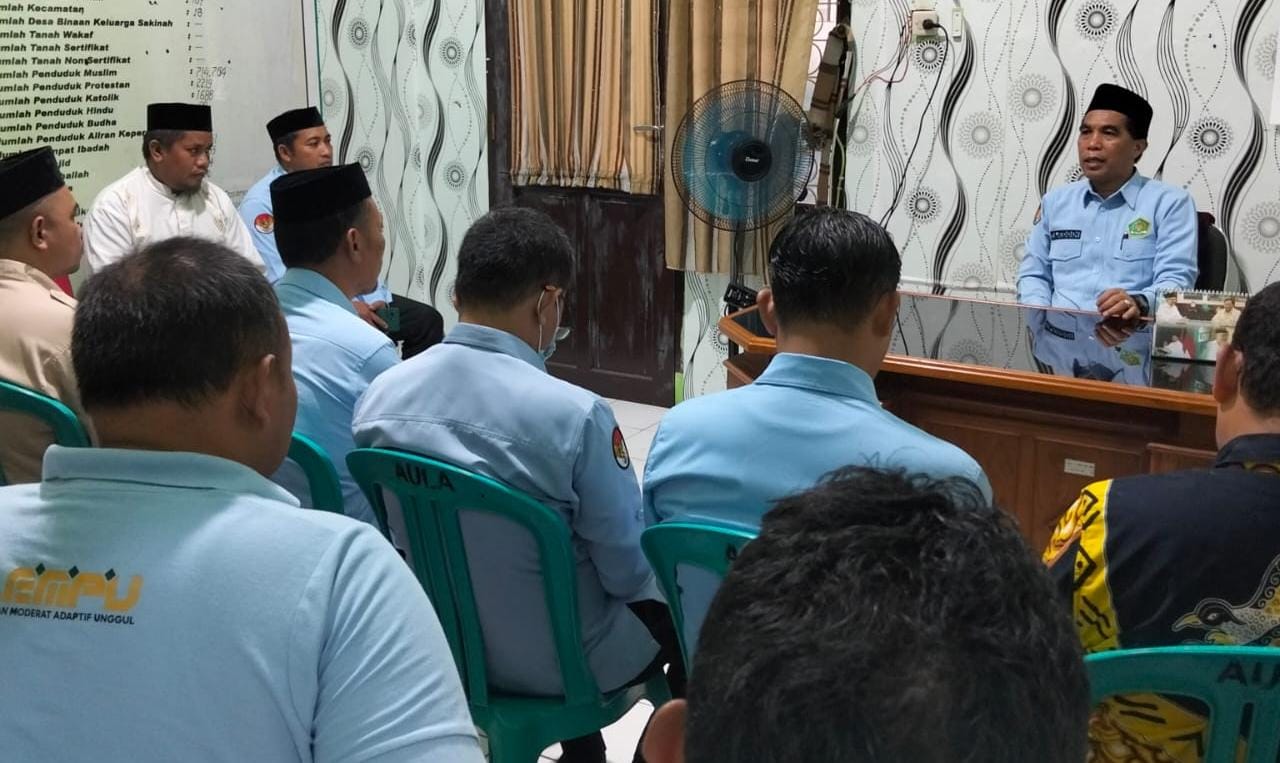 Rapat dilaksanakan di ruang kerja Kasi Bimas