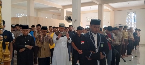 Salat Jumat yang dipandu oleh Hidayatul Rahman dengan Imam