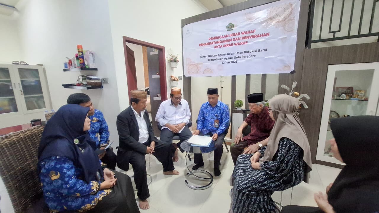 Kemenag Parepare Serahkan Akta Ikrar Wakaf Elektronik