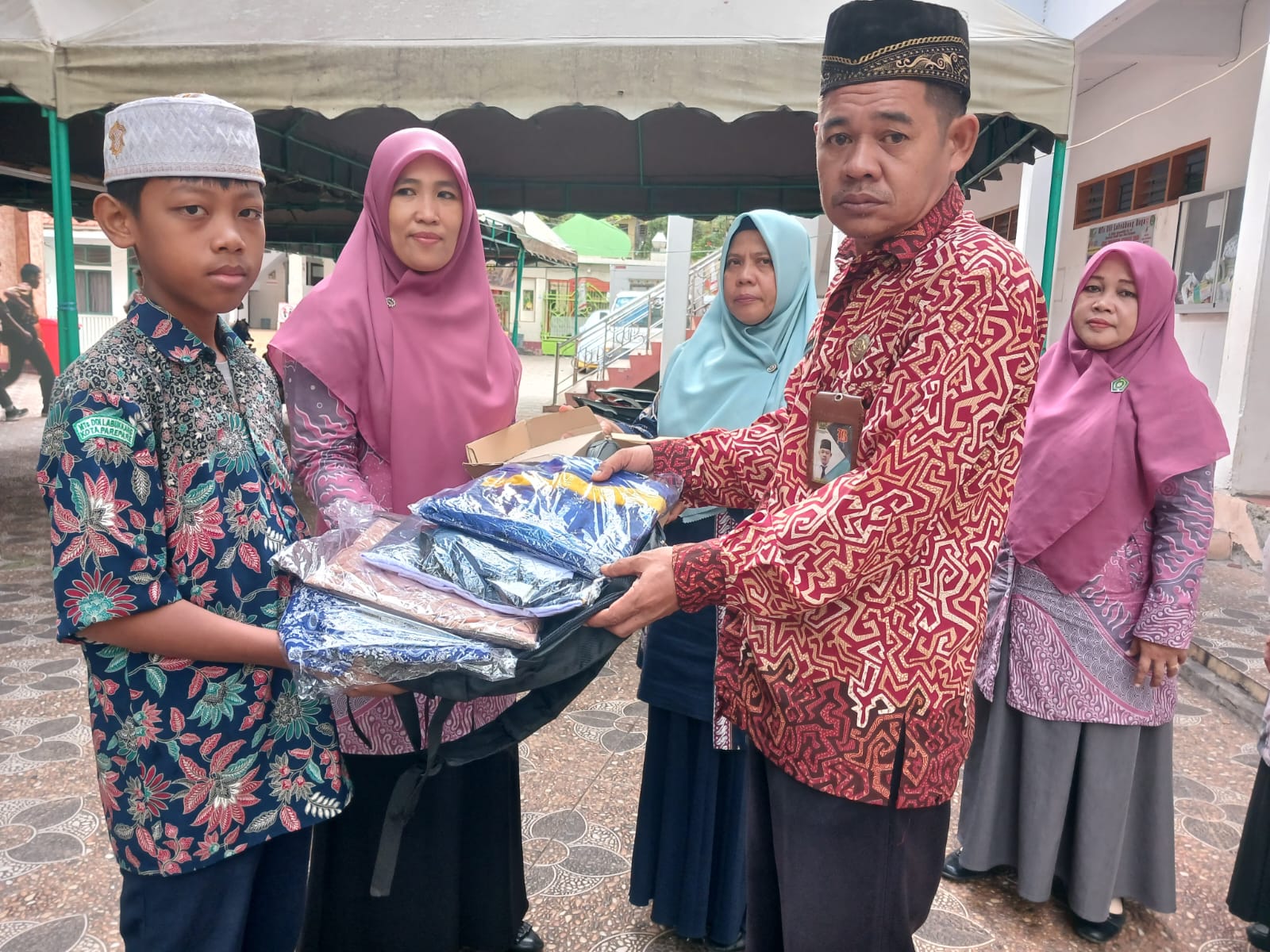 Siswa-Siswi MTs DDI Labukkang Terima Seragam Sekolah dari Pemkot Parepare