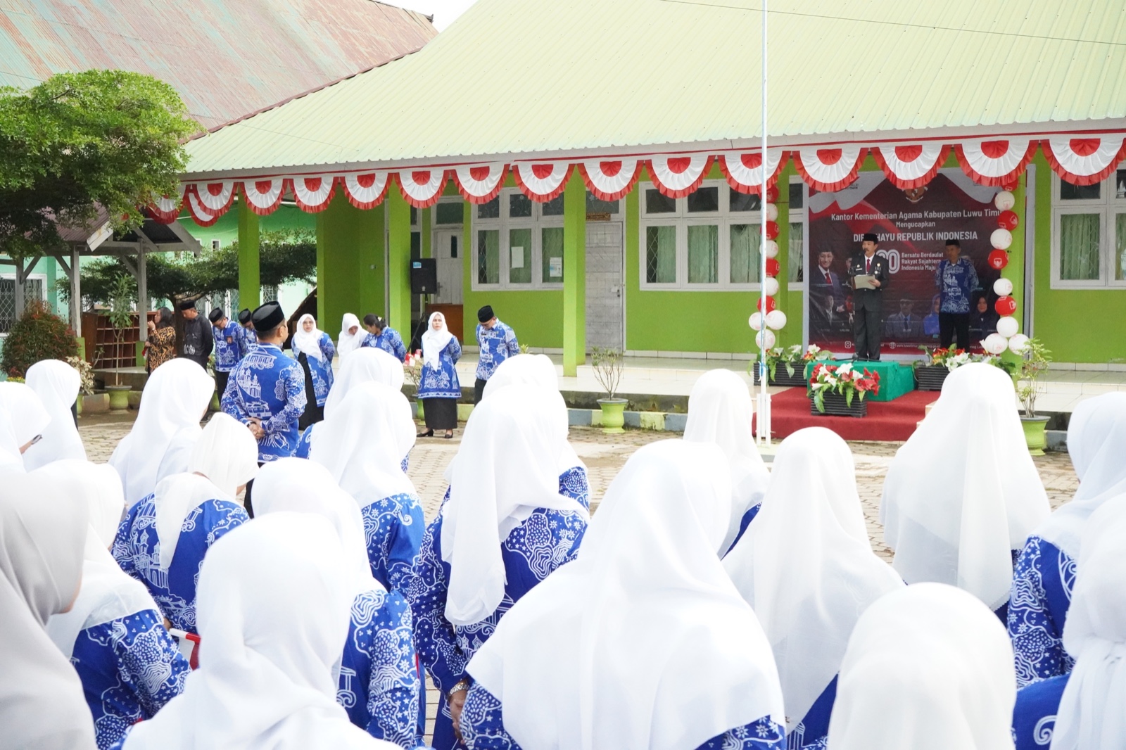 Kakan Kemenag Lutim berdiri dihadapan peserta upacara