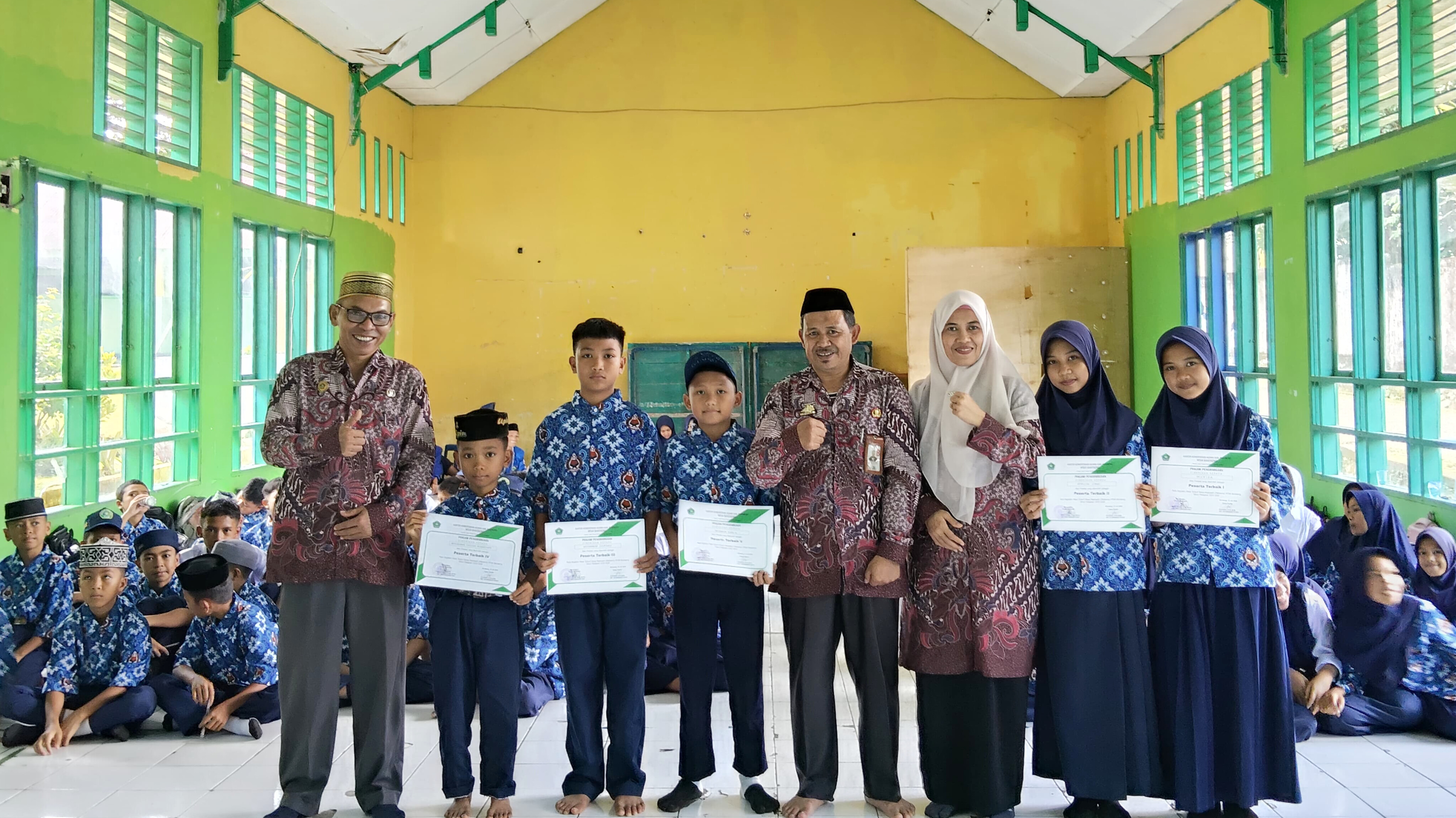 Kamad MTsN Bantaeng serahkan hadiah peserta terbaik di MATSAMA 2025 pada Rabu, 16 Juli 2025 (Foto: Humas MTsN Bantaeng)