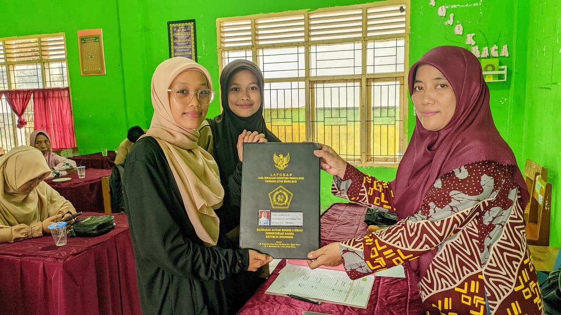 Wakamad bidang Kurikulum MAN 2 Sinjai saat penyerahan rapor kepada peserta didik