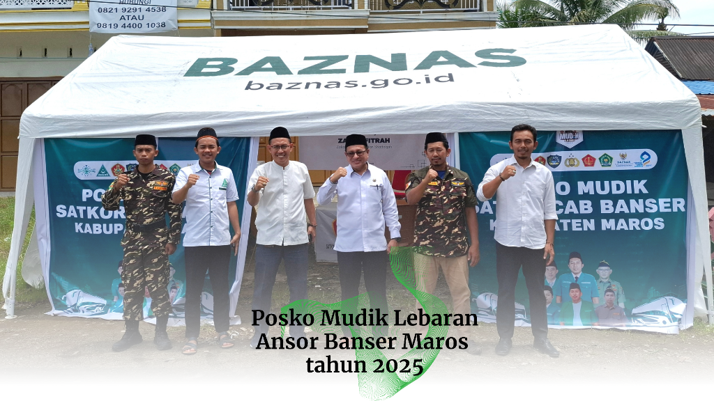 Kakankemenag Maros H. Muhammad (ketiga dari kanan) saat mengunjungi Posko Mudik Lebaran Ansor Banser Maros tahun 2025 di Jl. Poros Bantimurung.