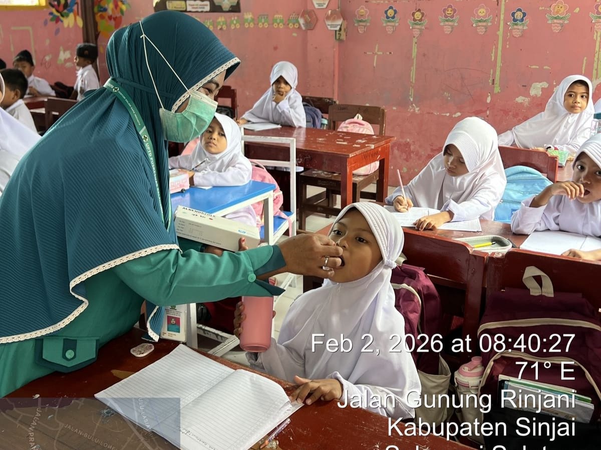 Pemberian obat cacing oleh Puskesmas Balangnipa bagi peserta didik MIS Darul Istiqamah Bongki