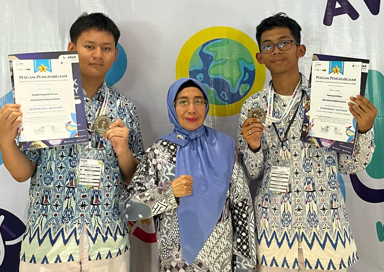 Faruq dan Riyyadh bersama guru pembina