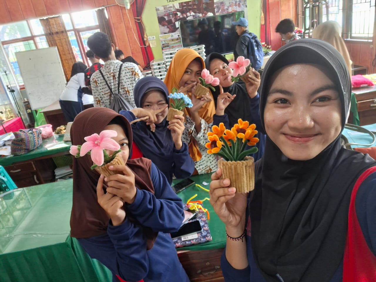 Siswa MAN 1 Parepare Uji Kemampuan Seni Lewat Kerajinan Bunga Wol