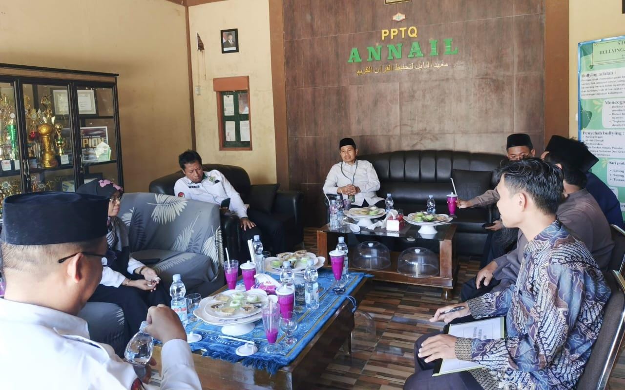 Tim disambut pengelola pondok