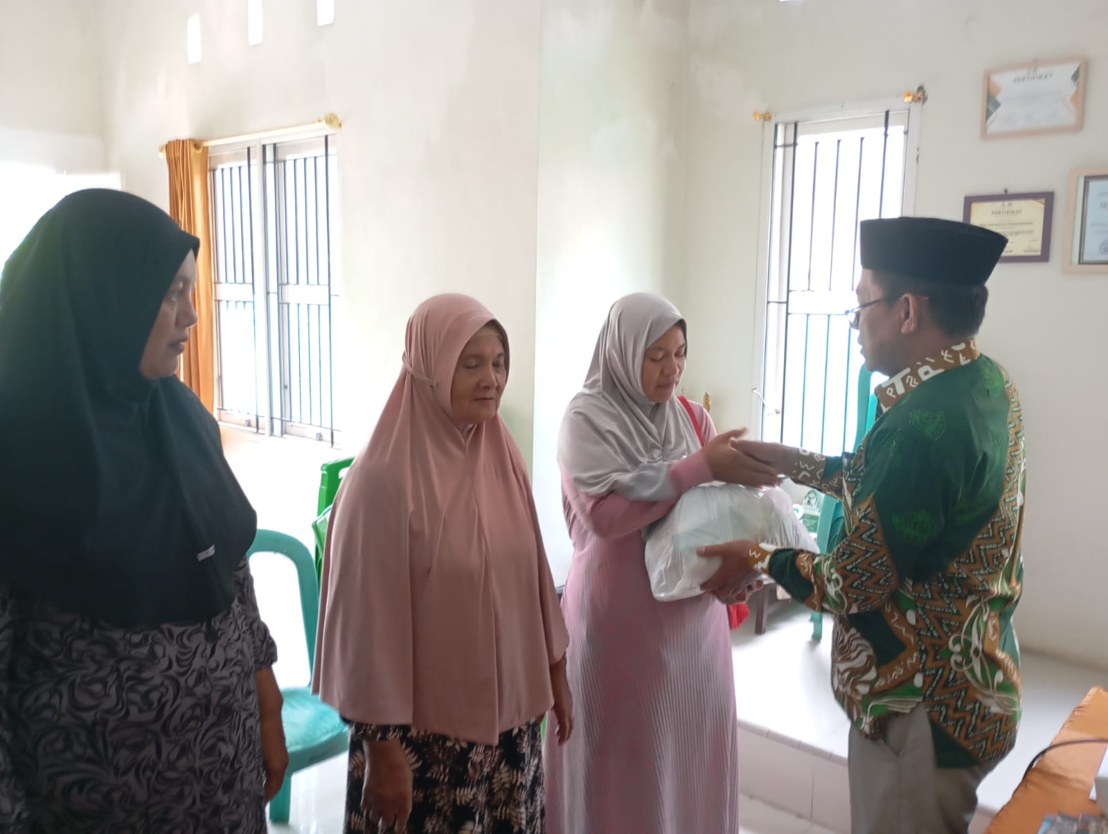 Suasana penyerahan paket sembako di aula KUA