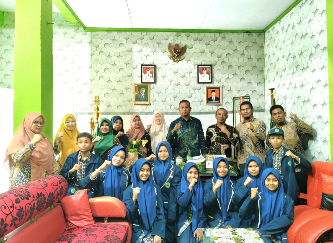 Kepala MTsN 4 Sinjai Lepas Peserta OMI Tingkat Kabupaten