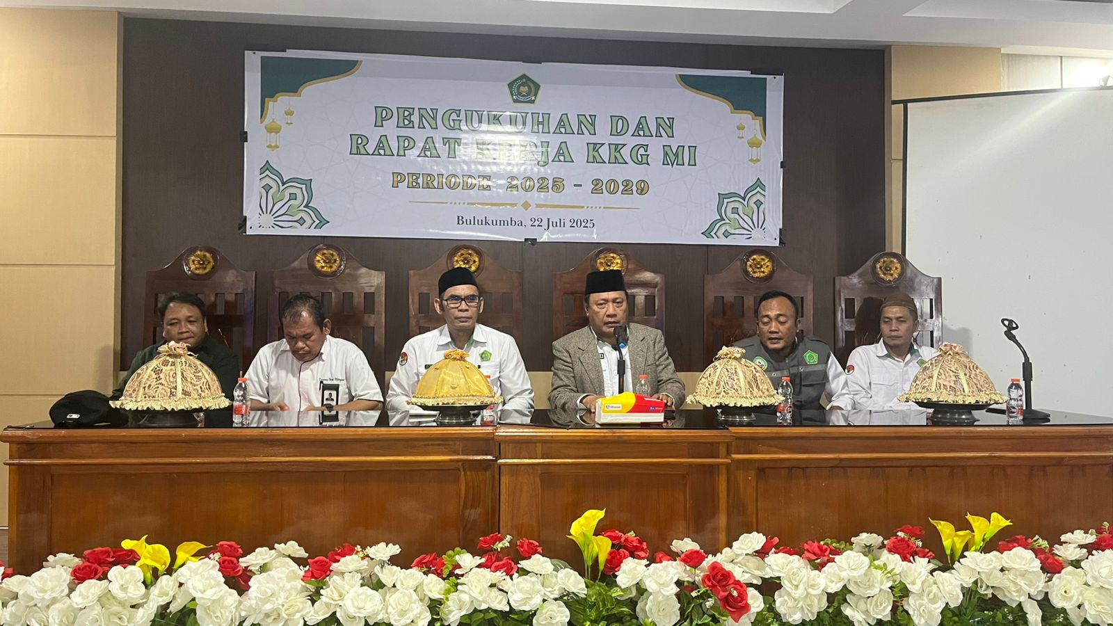 Kepala Kantor Kemenag Bulukumba, H. Misbah, bersama Ketua Pokjawas H. Ridwan, S.Pd., M.Pd., dan Ketua Kelompok Kerja Madrasah Ibtidaiyah (KKMI) Kab. Bulukumba, Kasman, S.Pd., M.Pd.I